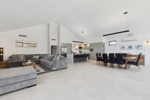 Χώρος καθιστικού στο Luxury Riverside Escape with Private Jetty on the Murray River