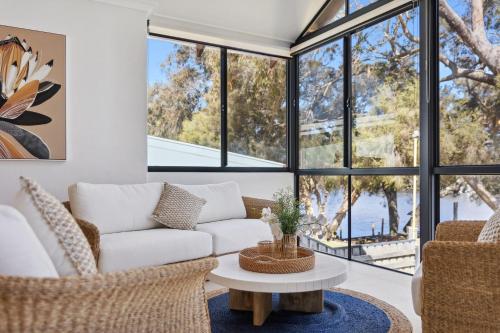 Χώρος καθιστικού στο Luxury Riverside Escape with Private Jetty on the Murray River