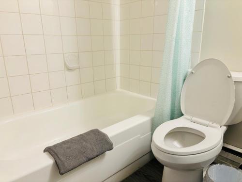 Koupelna v ubytování Cozy 1 Bedroom Condo with Parking