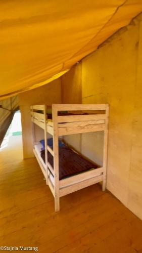 Palanda nebo palandy na pokoji v ubytování Spokojny Glamping