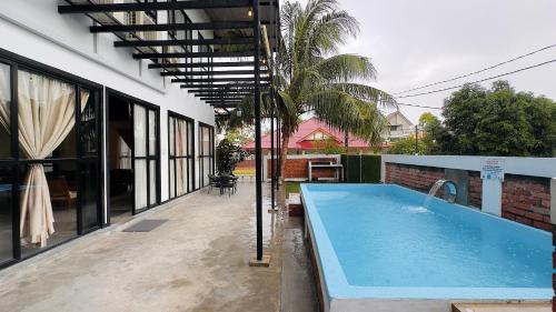 Bazén v ubytování Villa Puspa - Larkin Bungalow Homestay nebo v jeho okolí