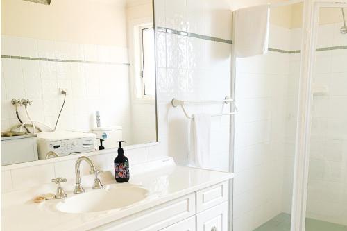 Ένα μπάνιο στο Glen’s Parkview Apartment 1