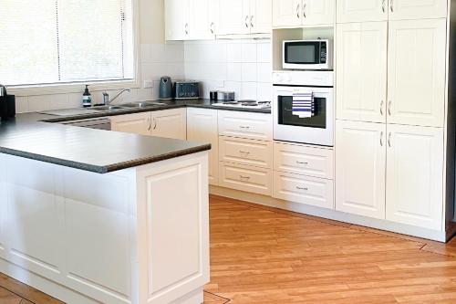 Η κουζίνα ή μικρή κουζίνα στο Glen’s Parkview Apartment 1