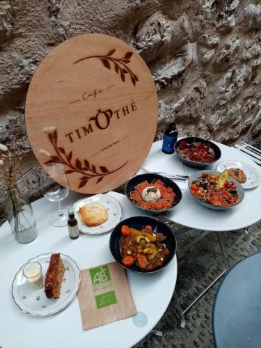 Φαγητό σε αυτό το διαμέρισμα ή κάπου εκεί κοντά