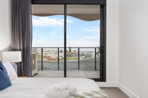 Un ou plusieurs lits dans un hébergement de l'établissement Sea View 2BR w Best Rooftop Pool in Melb!