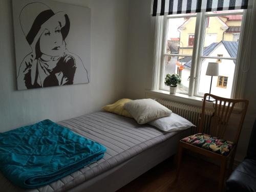1 cama en una habitación con una foto en la pared en Klinttorget 1, en Visby