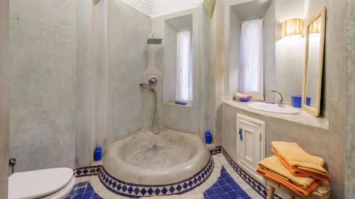 Un baño con bañera, inodoro y lavabo. en Villa Fairway One Amelkis, en Sfiani