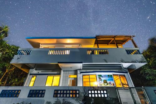 a house with a starry sky above it at 貸別荘TANoSHI-SA- in Jahana