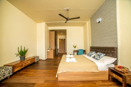 Postel nebo postele na pokoji v ubytování Sri Vidhya Residency by Indo Stays