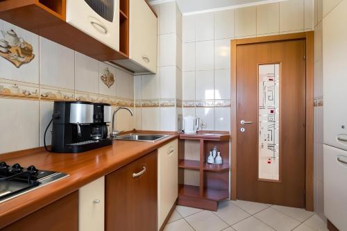 Cuina o zona de cuina de Comfy Flat with Amazing Views- 2BDR Spacious - Landmark & City