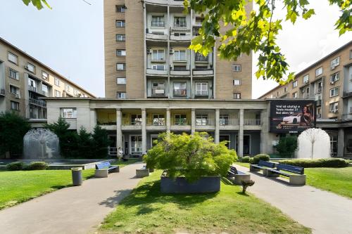 Jardí fora de Comfy Flat with Amazing Views- 2BDR Spacious - Landmark & City