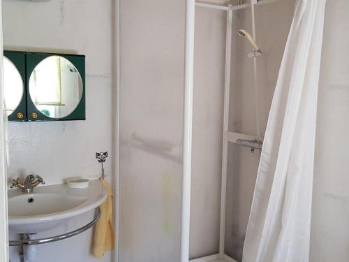 ein Badezimmer mit Waschbecken und Dusche mit Spiegel in der Unterkunft Amazing Home In Vittsjö With 1 Bedrooms in Vittsjö