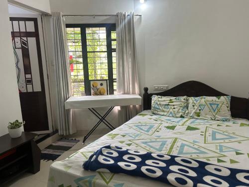 Ein Bett oder Betten in einem Zimmer der Unterkunft Chaithritha Ladies Homestay