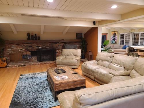 Westside Retreat w Yard, Grill, Hot Tub, Near Sofi Stadium, LAX, and the Beach photo 3