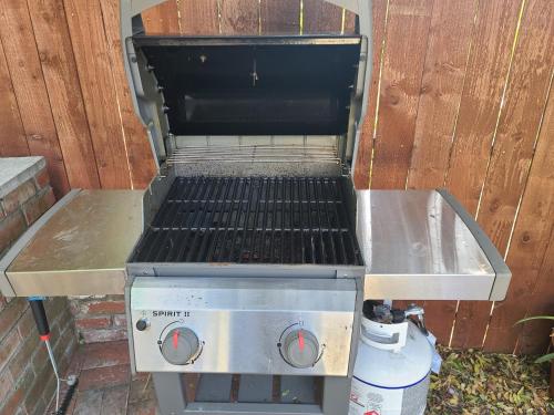 Westside Retreat w Yard, Grill, Hot Tub, Near Sofi Stadium, LAX, and the Beach photo 37
