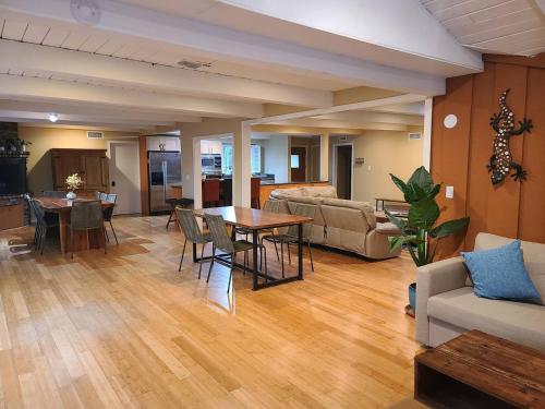 Westside Retreat w Yard, Grill, Hot Tub, Near Sofi Stadium, LAX, and the Beach photo 15