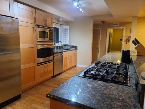 Westside Retreat w Yard, Grill, Hot Tub, Near Sofi Stadium, LAX, and the Beach photo 10