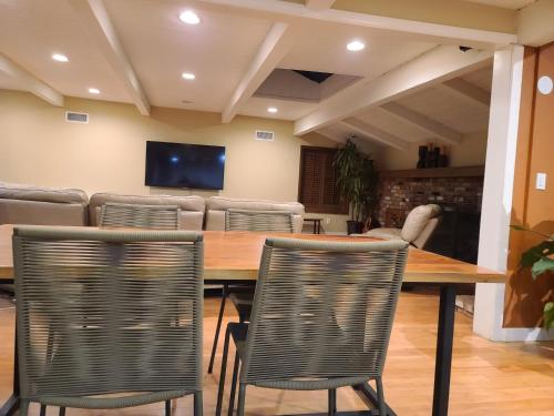 Westside Retreat w Yard, Grill, Hot Tub, Near Sofi Stadium, LAX, and the Beach photo 16