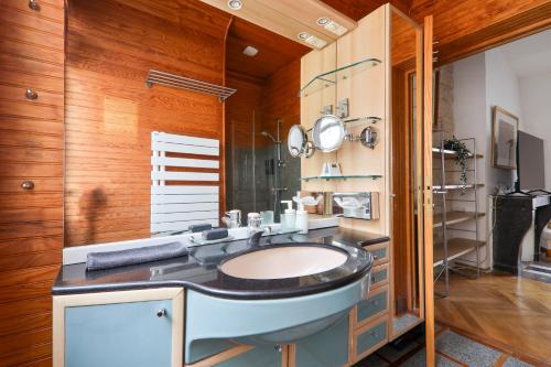 une salle de bain avec un lavabo et un miroir dans l'établissement Studio Appartement Quartier Panthéon 3 Free Netflix, à Paris