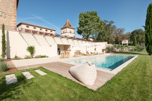 une maison avec une piscine dans la cour dans l'établissement La Vieille Tronque, à Castelnau-de-Lévis