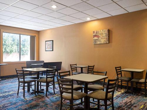Χώρος καθιστικού στο Baymont by Wyndham Indianapolis East