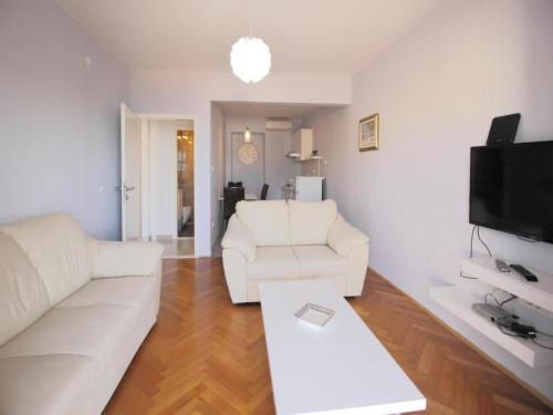 Apartment Dubreta with balcony