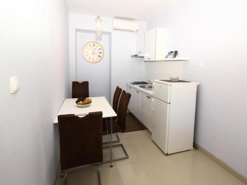 Apartment Dubreta with balcony