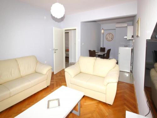 Apartment Dubreta with balcony
