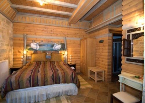 1 dormitorio con 1 cama en una habitación de madera en Lithos, en Áyios Nikólaos