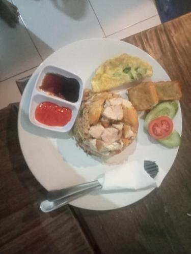 セナルにあるBalé Sebaya - Bungalows Café Natureのサンドイッチなどの盛り合わせ