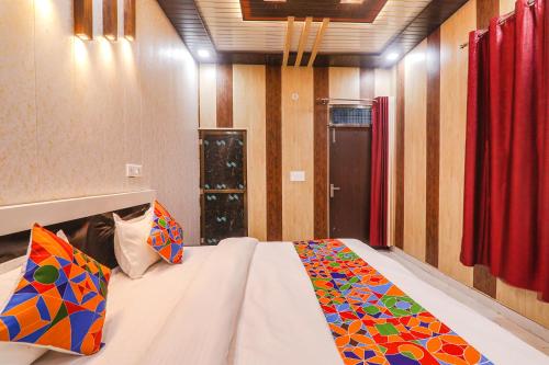 Postel nebo postele na pokoji v ubytování FabHotel Uma Yugul