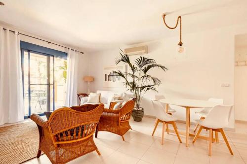 Bright Apartment ideal for long stays