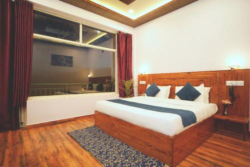 Katil atau katil-katil dalam bilik di Hotel kasauli view café restaurant open terrace mountain view