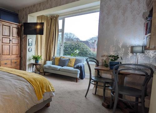 Postel nebo postele na pokoji v ubytování Super sunny studio with own terrace & parking