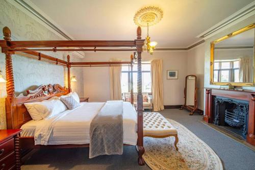Ένα ή περισσότερα κρεβάτια σε δωμάτιο στο Condor Estate Spacious with Vineyard & Fireplace
