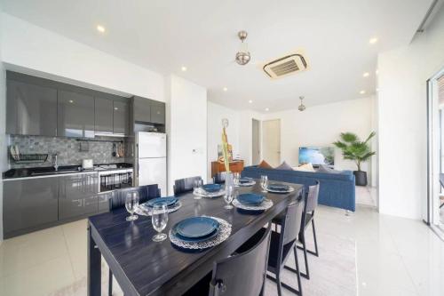 Η κουζίνα ή μικρή κουζίνα στο Patong WiN HOUSE Villa