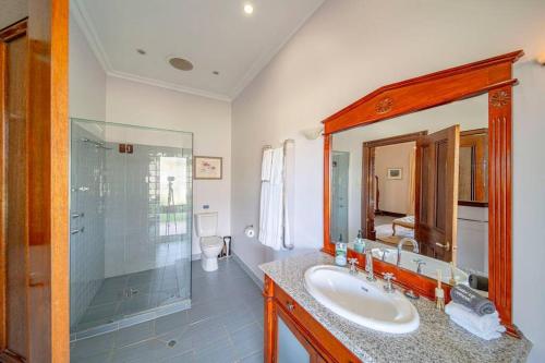 Ένα μπάνιο στο Condor Estate Spacious with Vineyard & Fireplace