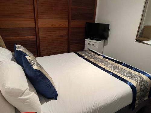 Cama o camas de una habitación en Seaview Waterfront Hotel Apt