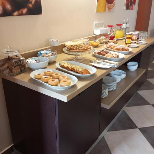 Un buffet con muchos platos de comida en una mesa. en UNICO Cannamele Escape Tropea by Life Resorts, en Parghelia