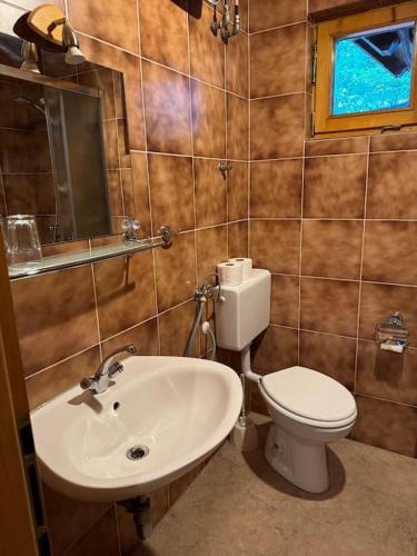 Ein Badezimmer in der Unterkunft Chalet Neva