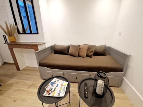 - un lit dans un salon avec une table dans l'établissement La petite parenthèse au centre ville, à Chalon-sur-Saône