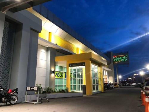 a store front of a car dealership at night at Residence Homestay Wakaf Che Yeh in Kota Bharu