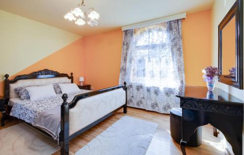 a bedroom with a bed and a window at 3 Bedroom Nice Home In Vurnovec in Ðurđekovec