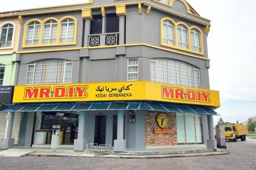 a large building with a mr day sign on it at Residence Homestay Wakaf Che Yeh in Kota Bharu