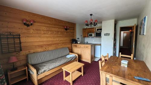 un salon avec un canapé et une table et une cuisine dans l'établissement Résidence Meijotel - Studio résidence Meijotel MAE-9461, à Vénosc