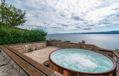 Awesome Home In Nerezisca With Wifi