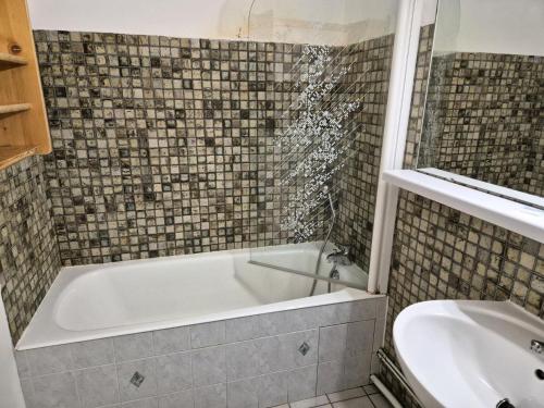 une salle de bain avec une baignoire, des toilettes et un lavabo dans l'établissement Résidence Meijotel - Studio résidence Meijotel MAE-9471, à Vénosc