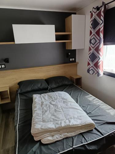 - un lit dans une chambre avec publicité lors d'une manifestation dans l'établissement MH 805 Camping Bois Dormant, à Saint-Jean-de-Monts