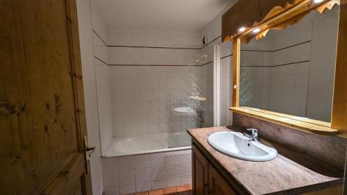 une salle de bain avec un lavabo et une baignoire dans l'établissement Résidence Meijotel - 2 pièces coin montagne résidence Meijotel MAE-9361, à Vénosc