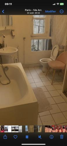 une salle de bain avec une baignoire, un lavabo et des toilettes dans l'établissement studio grand2, à Paris